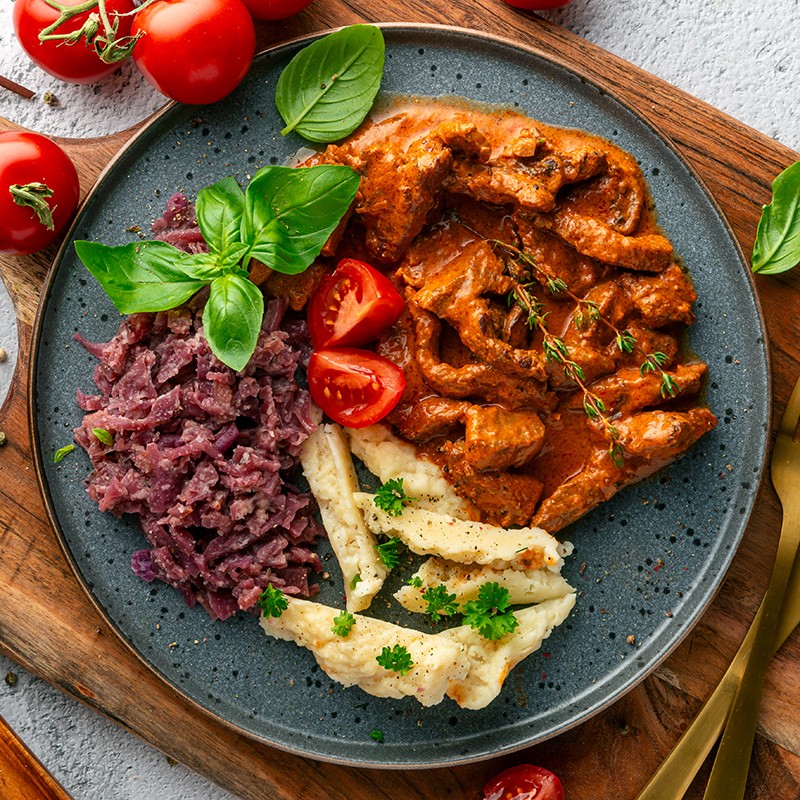 Strogonow, kluski kładzione, kapusta modra zasmażana z jabłkiem 450g