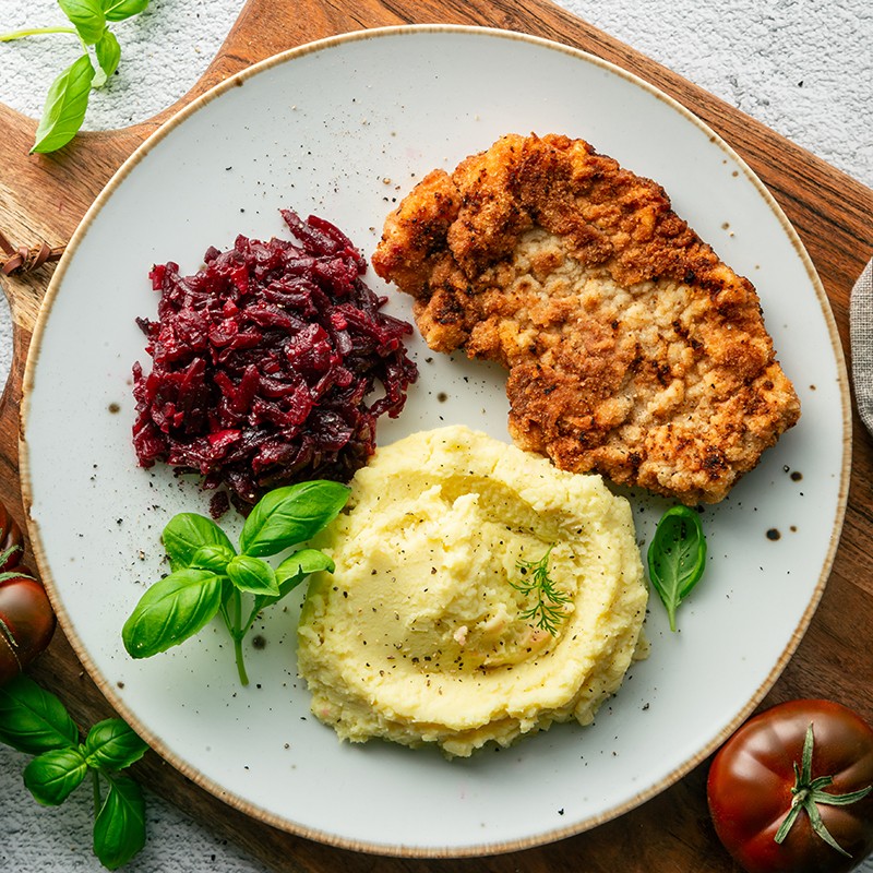 Kotlet schabowy, ziemniaczki puree, buraczki tarte marynowane 450g