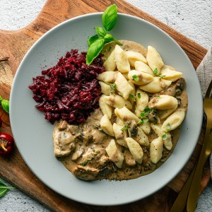 Gulasz wołowy, kopytka, buraczki tarte marynowane 450g